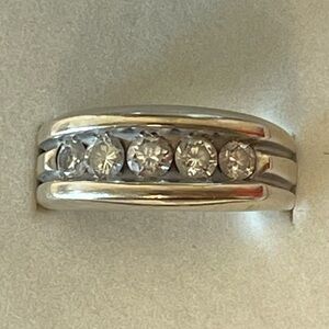 14K white Gold with 1 carat Diamond Elegant Ring!